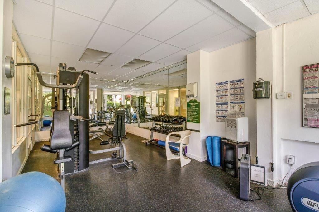 Mantell Plaza Apartments マイアミビーチ エクステリア 写真